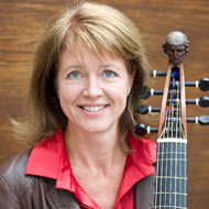 Simone Eckert of the ensemble 
Hamburger Ratsmusik 15kB